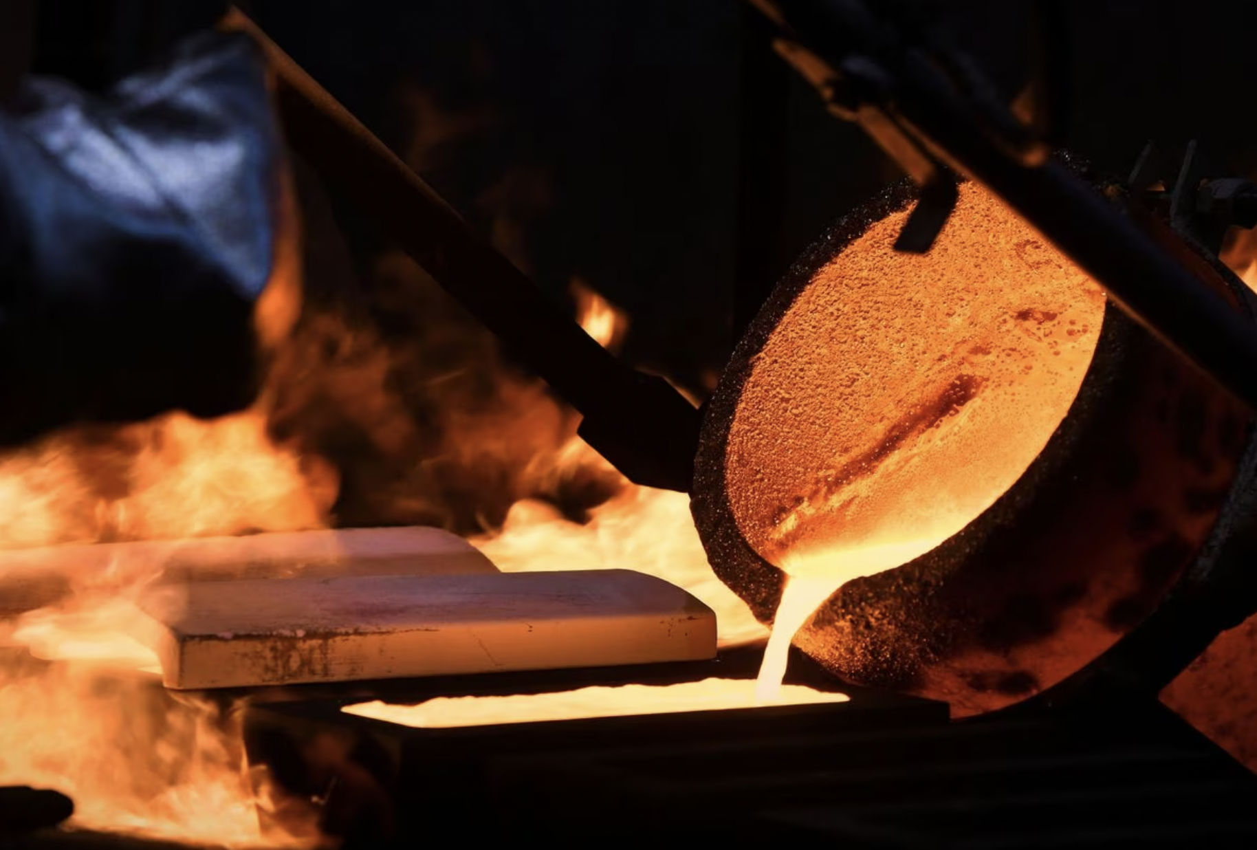 Vàng đang được đúc thành thỏi tại một nhà máy đúc vàng ở vùng Siberia, Nga - Ảnh: Reuters.