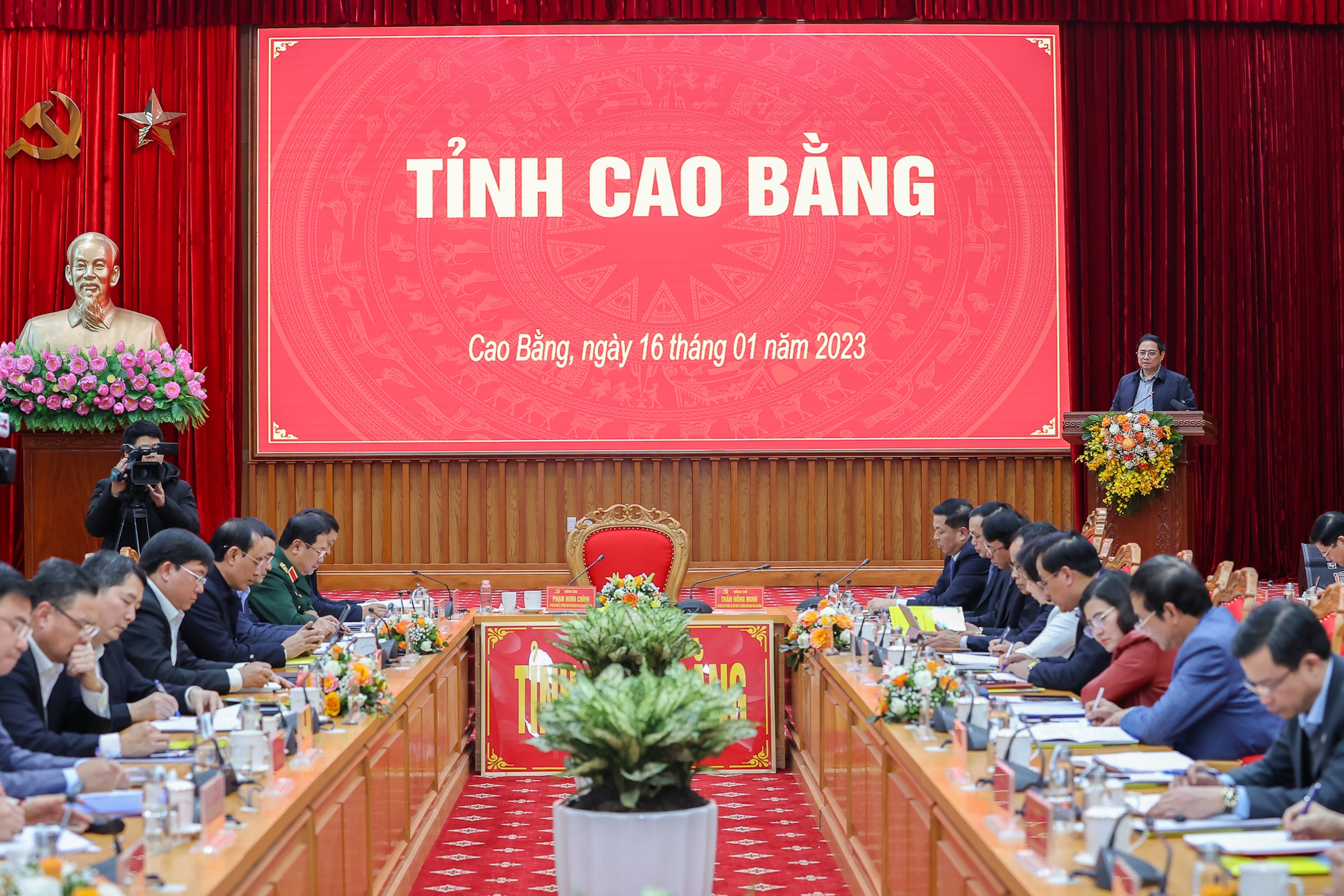 Thủ tướng đặc biệt nhấn mạnh nhiệm vụ tích cực tháo gỡ khó khăn, vướng mắc, tập trung mọi nguồn lực, ưu tiên số 1 để khởi công thực hiện dự án cao tốc Đồng Đăng (Lạng Sơn)-Trà Lĩnh (Cao Bằng) theo hình thức hợp tác công tư - Ảnh: VGP
