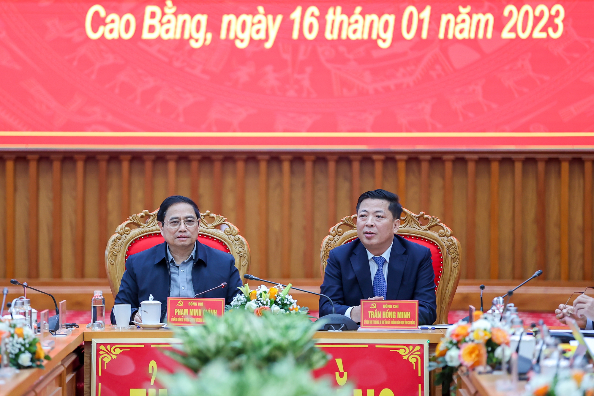 Thủ tướng Phạm Minh Chính và Bí thư Tỉnh ủy Cao Bằng Trần Hồng Minh tại cuộc làm việc - Ảnh: VGP
