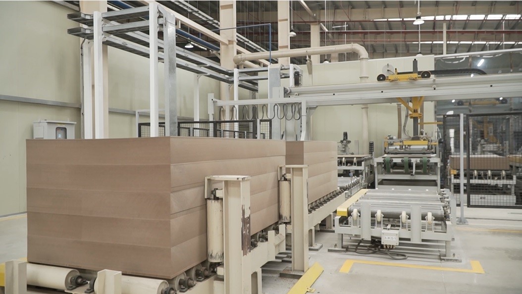 Nh&agrave; m&aacute;y v&aacute;n s&agrave;n đạt chuẩn ISO, hạn chế ph&aacute;t t&aacute;n kh&oacute;i bụi ra m&ocirc;i trường.