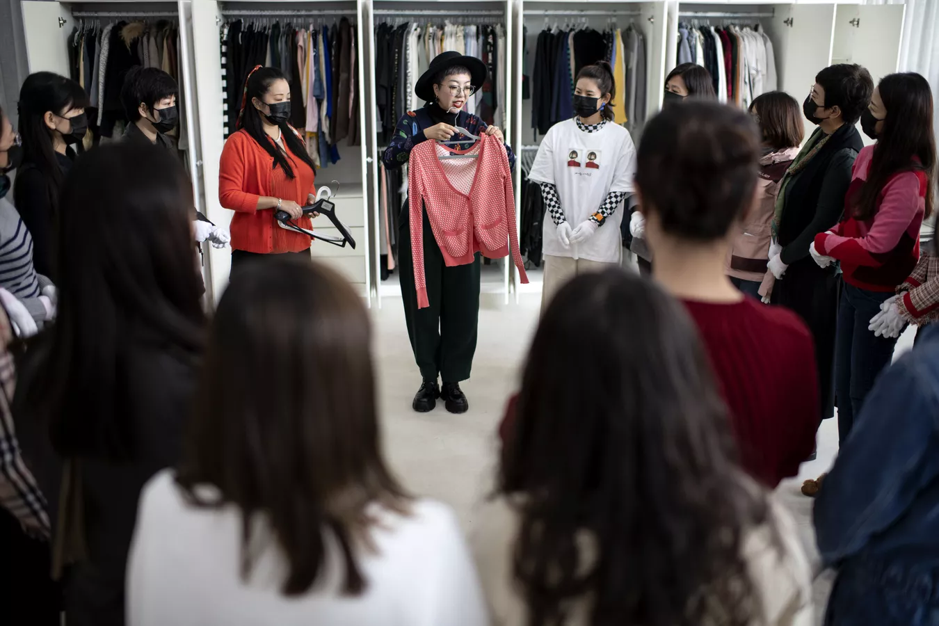 Lớp học&nbsp;thẩm định v&agrave; sắp xếp h&agrave;ng hiệu tại Bắc Kinh thu h&uacute;t rất đ&ocirc;ng học vi&ecirc;n tham gia.