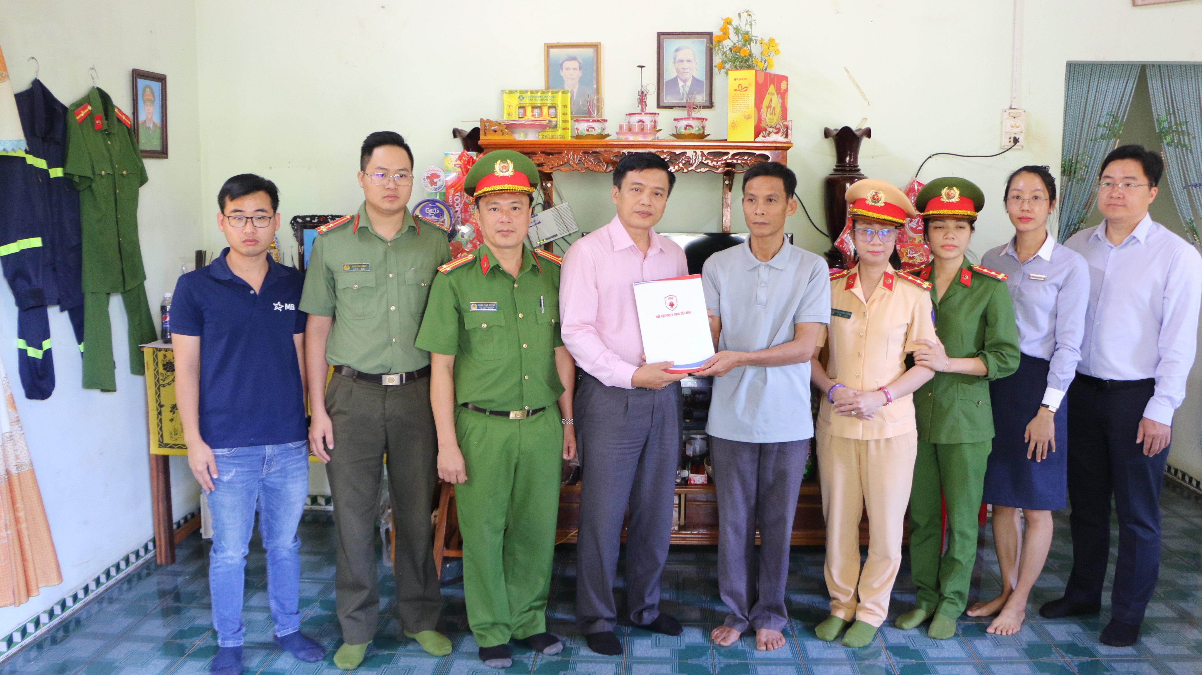 Thăm hỏi và trao sổ tiết kiệm tới 2 gia đình chiến sỹ hi sinh. 