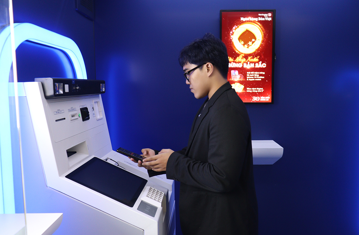 Kh&aacute;ch h&agrave;ng c&oacute; thể nộp, r&uacute;t tiền mặt bằng căn cước c&ocirc;ng d&acirc;n, thẻ (ATM, t&iacute;n dụng) v&agrave; qu&eacute;t m&atilde; QR bằng ứng dụng ng&acirc;n h&agrave;ng số Digimi.