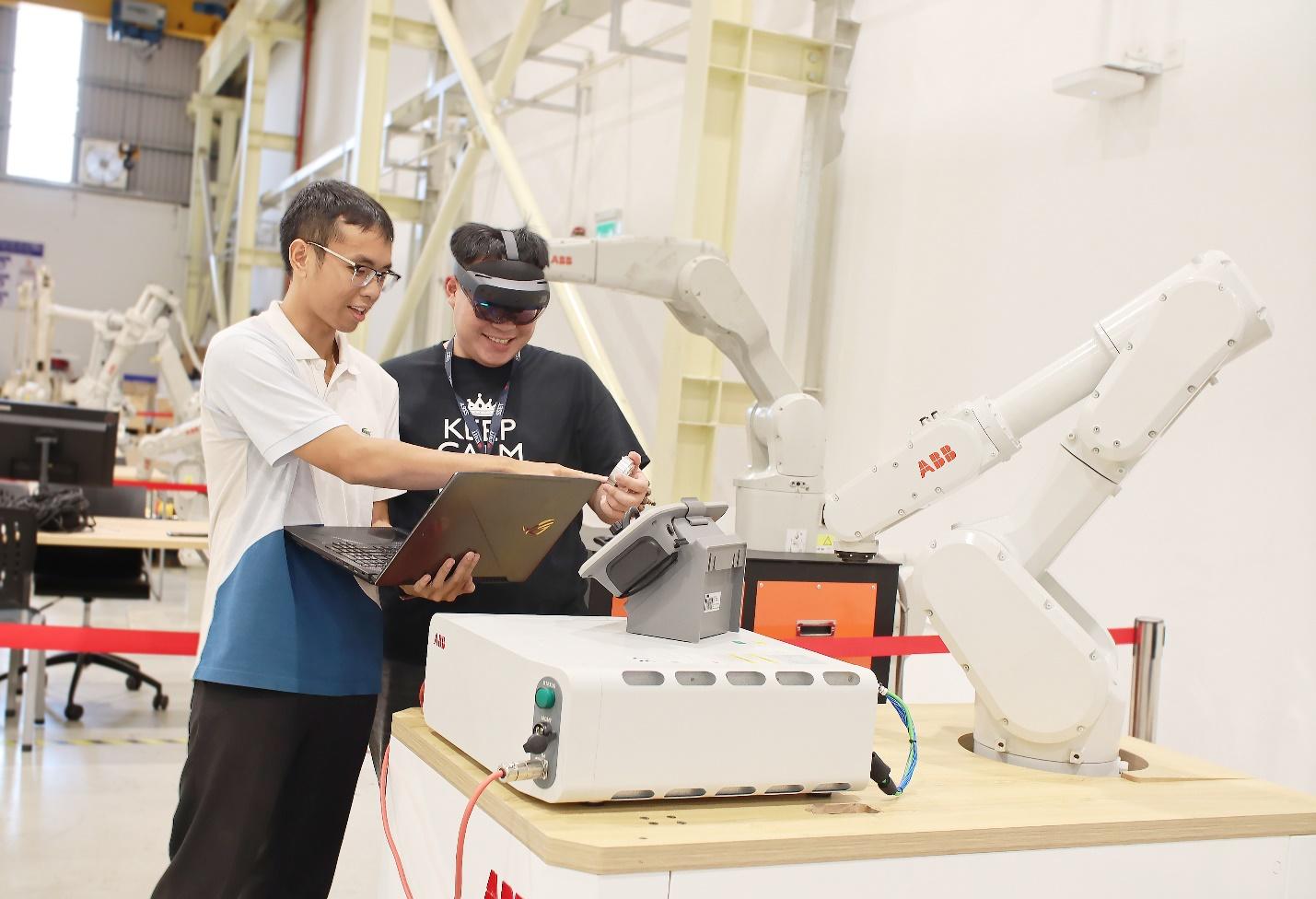 Sinh vi&ecirc;n tại Trung t&acirc;m Giải ph&aacute;p Robot v&agrave; Tự động h&oacute;a nh&agrave; m&aacute;y (ABB RASC).
