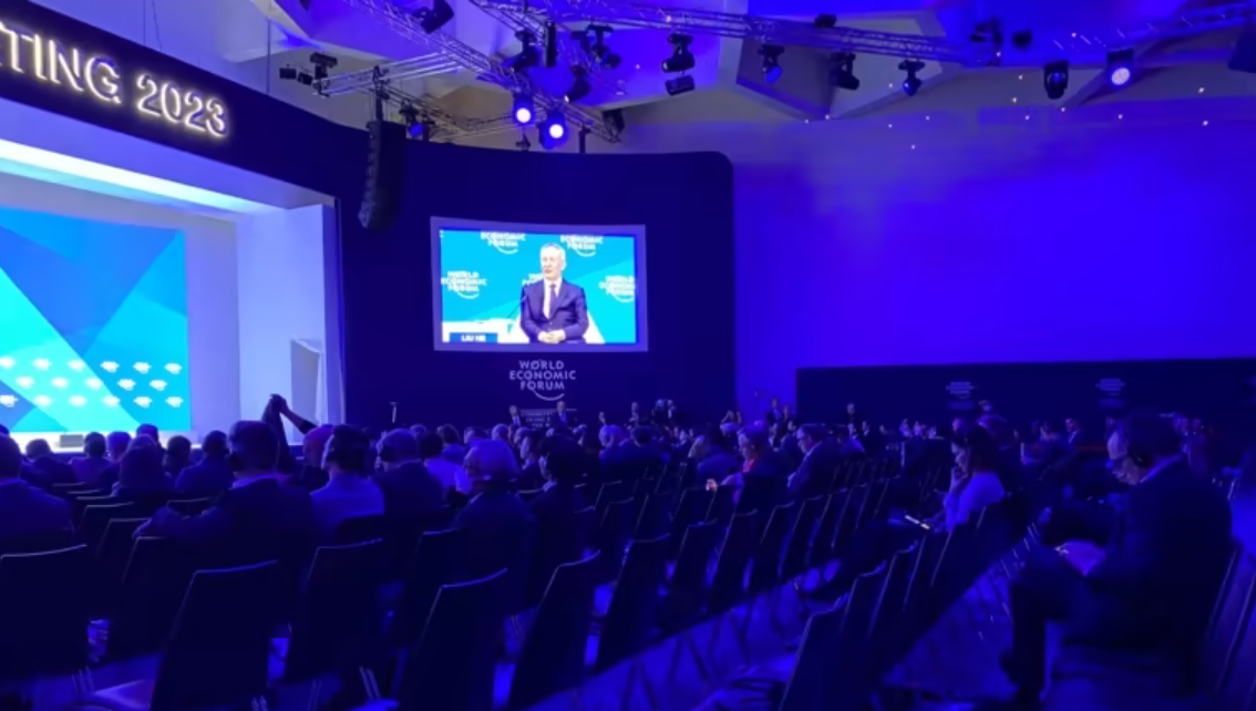 Kh&aacute;n ph&ograve;ng nhiều chỗ trống khi Ph&oacute; Thủ tướng Trung Quốc ph&aacute;t biểu - Ảnh: Reuters