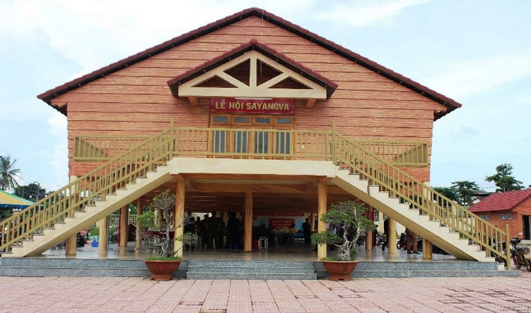 Nh&agrave; văn h&oacute;a của người Chơ Ro ở Định Qu&aacute;n