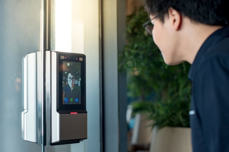 Nhận dạng khuôn mặt và xác minh dấu vân tay đã trở thành một phần quan trọng của du lịch ngày nay.   