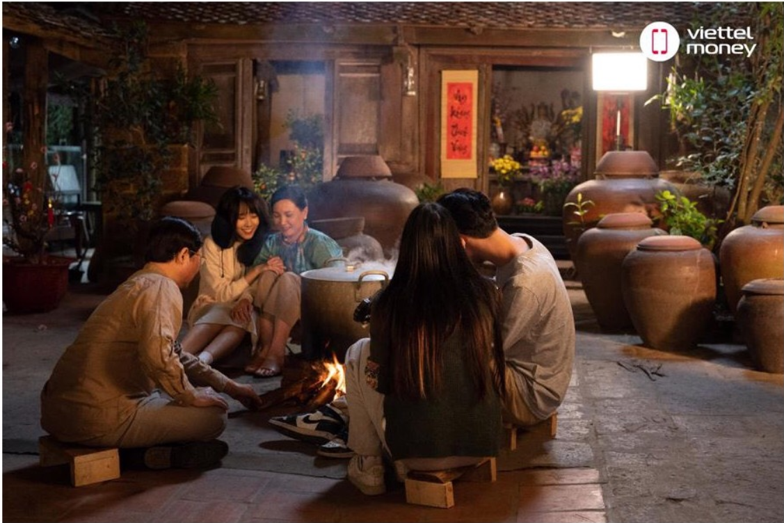 Tết chỉ trọn vẹn khi dành thời gian sum vầy bên gia đình. Ảnh: Viettel Money.