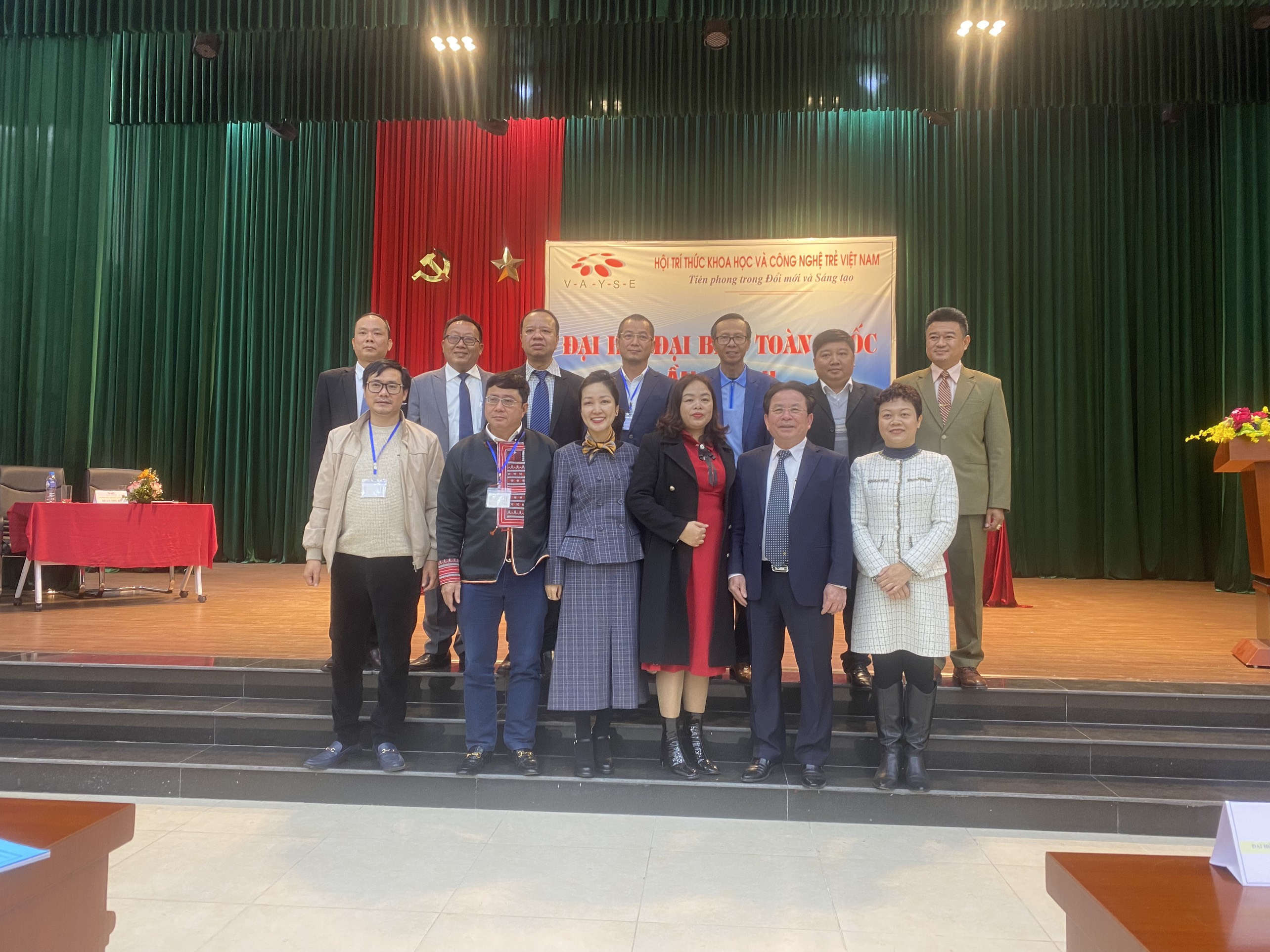 Ban Thường vụ nhiệm kỳ 2023-2028 chụp ảnh với đại diện Bộ Nội vụ.