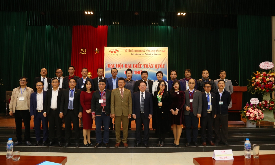 Ban chấp hành VAYSE nhiệm kỳ 2023-2038 chụp hình ra mắt với các đại biểu tham dự Đại hội.