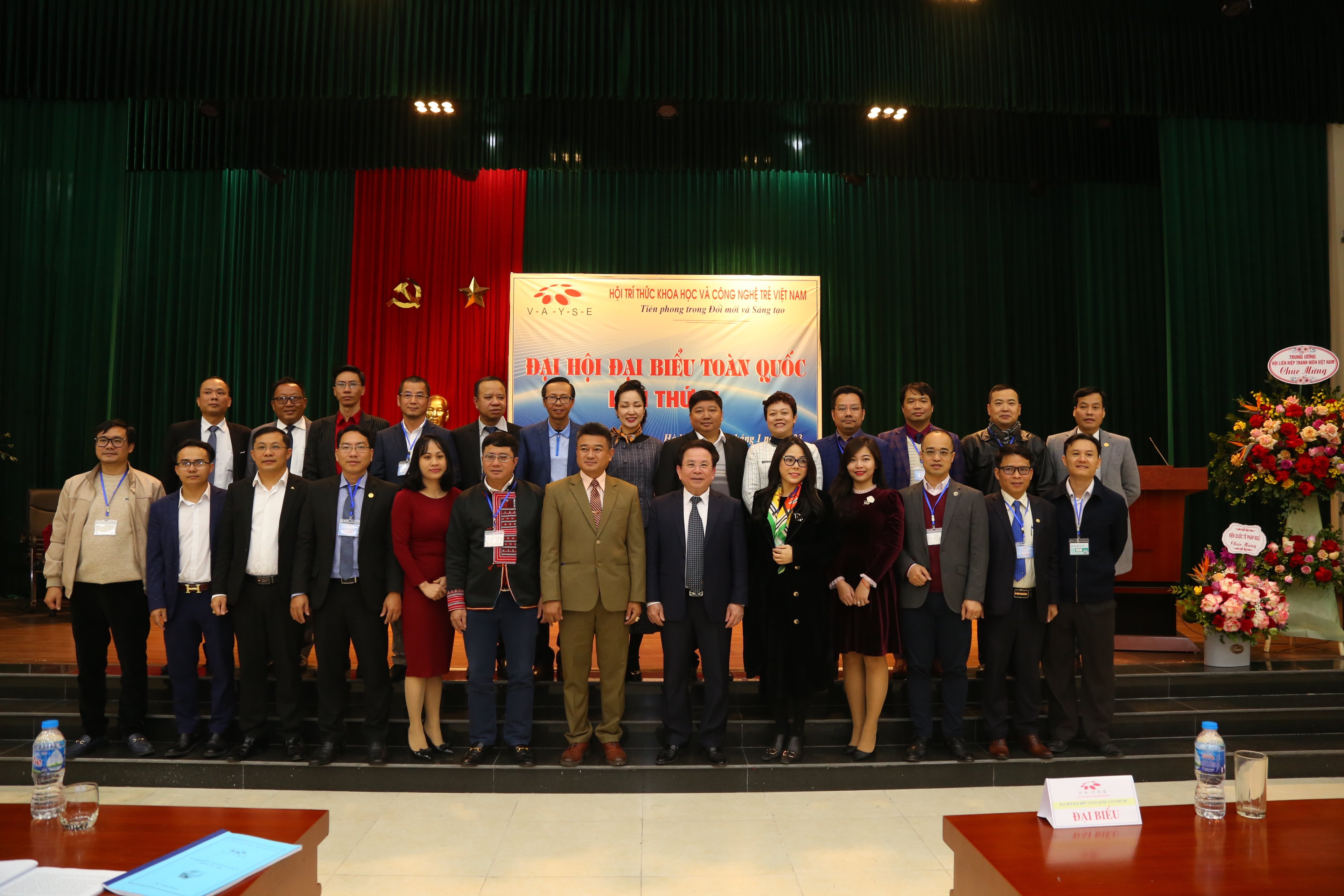 Ban chấp hành VAYSE nhiệm kỳ 2023-2038 chụp hình ra mắt với các đại biểu tham dự Đại hội.