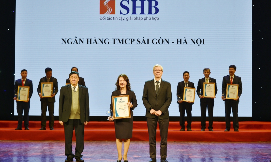 Phó Tổng Giám đốc Ninh Thị Lan Phương đại diện SHB nhận giải thưởng “Top 10 Ngân hàng thu xếp vốn đầu tư hiệu quả cho các dự án năng lượng Việt Nam từ năm 2017 - 2022”.