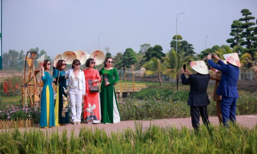 Người Hà Nội diện áo dài trẩy hội hoa xuân tại Home Hanoi Xuan 2023