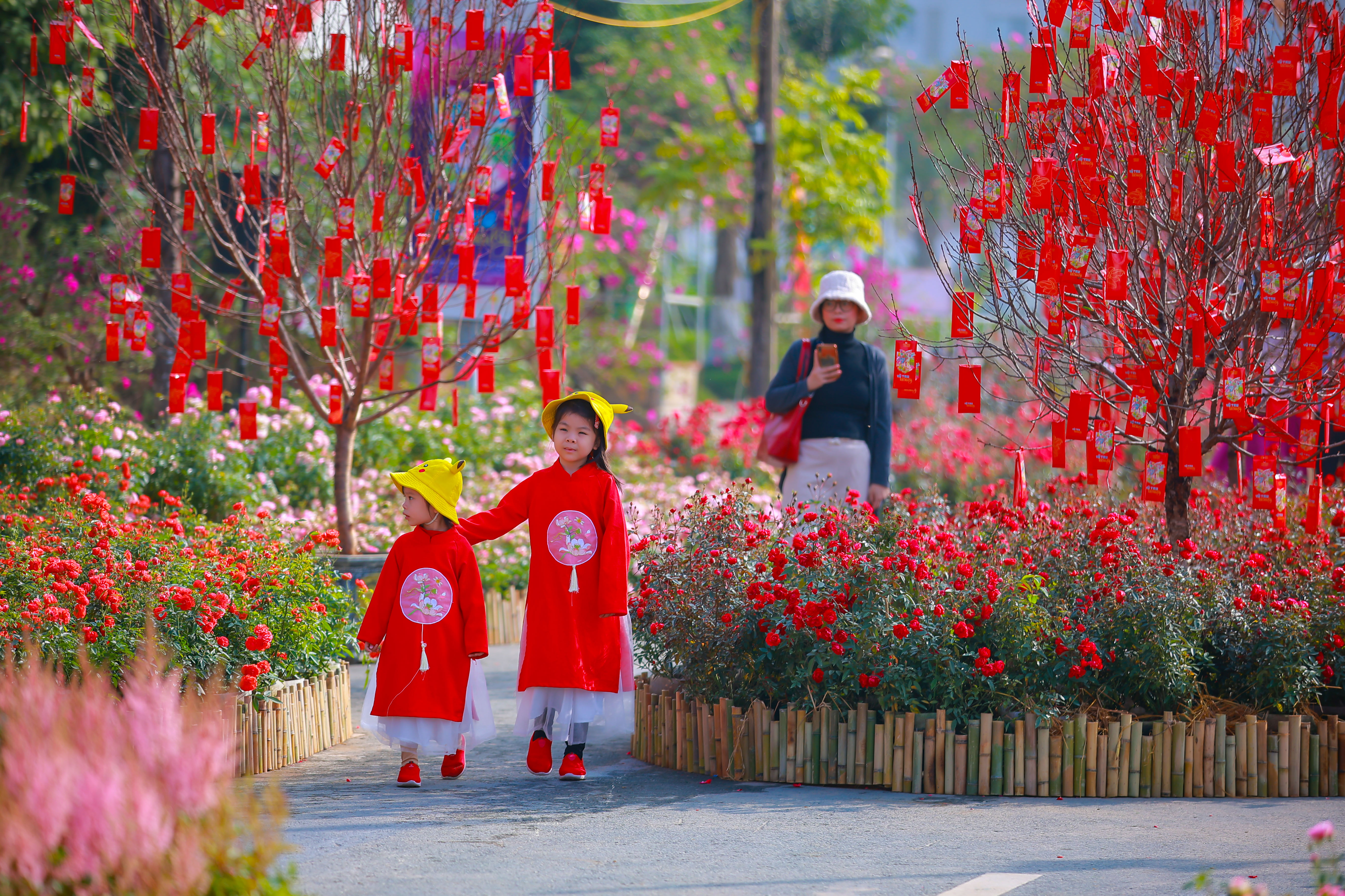 Người Hà Nội diện áo dài trẩy hội hoa xuân tại Home Hanoi Xuan 2023 - Ảnh 10