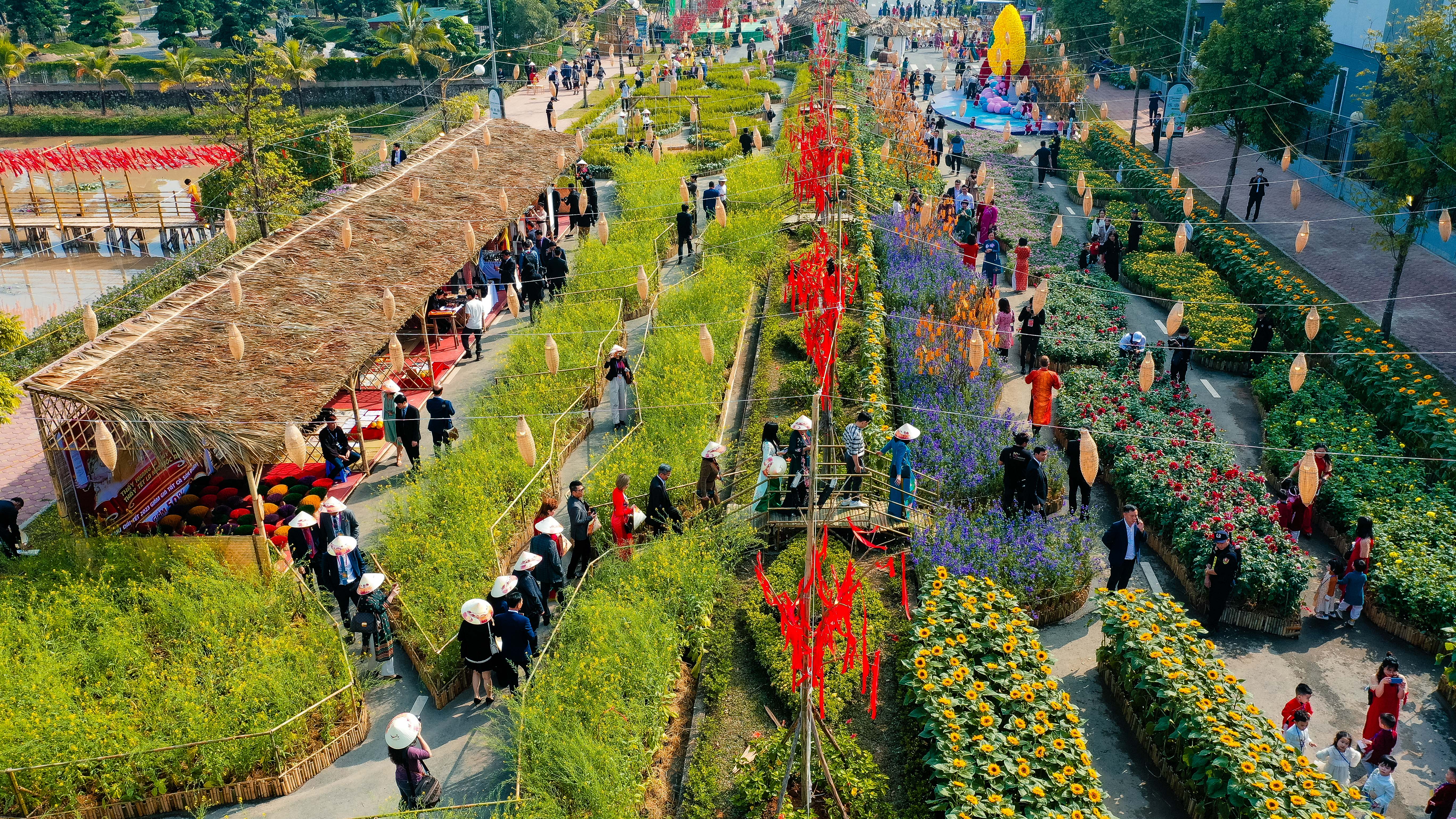 Người Hà Nội diện áo dài trẩy hội hoa xuân tại Home Hanoi Xuan 2023 - Ảnh 1