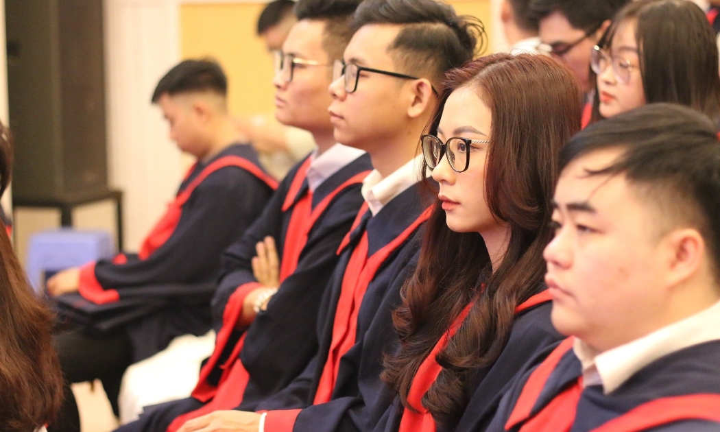 Sinh viên hồi hộp chờ nhận bằng.
