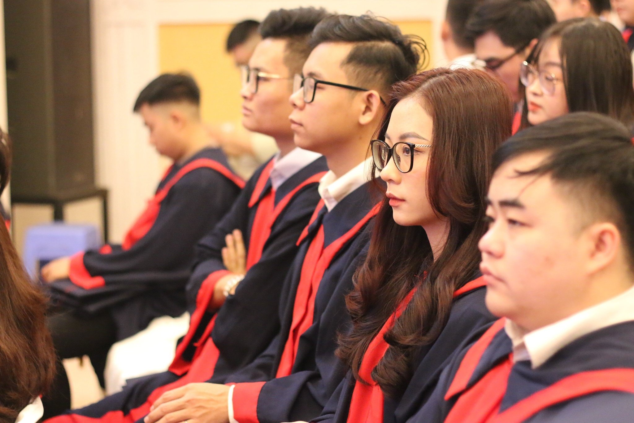 Sinh viên hồi hộp chờ nhận bằng. 