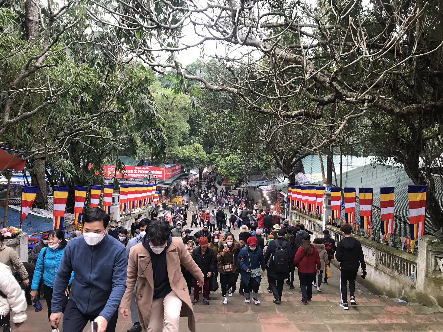 D&ograve;ng người đổ về ch&ugrave;a Hương s&aacute;ng sớm 27/1/2023.