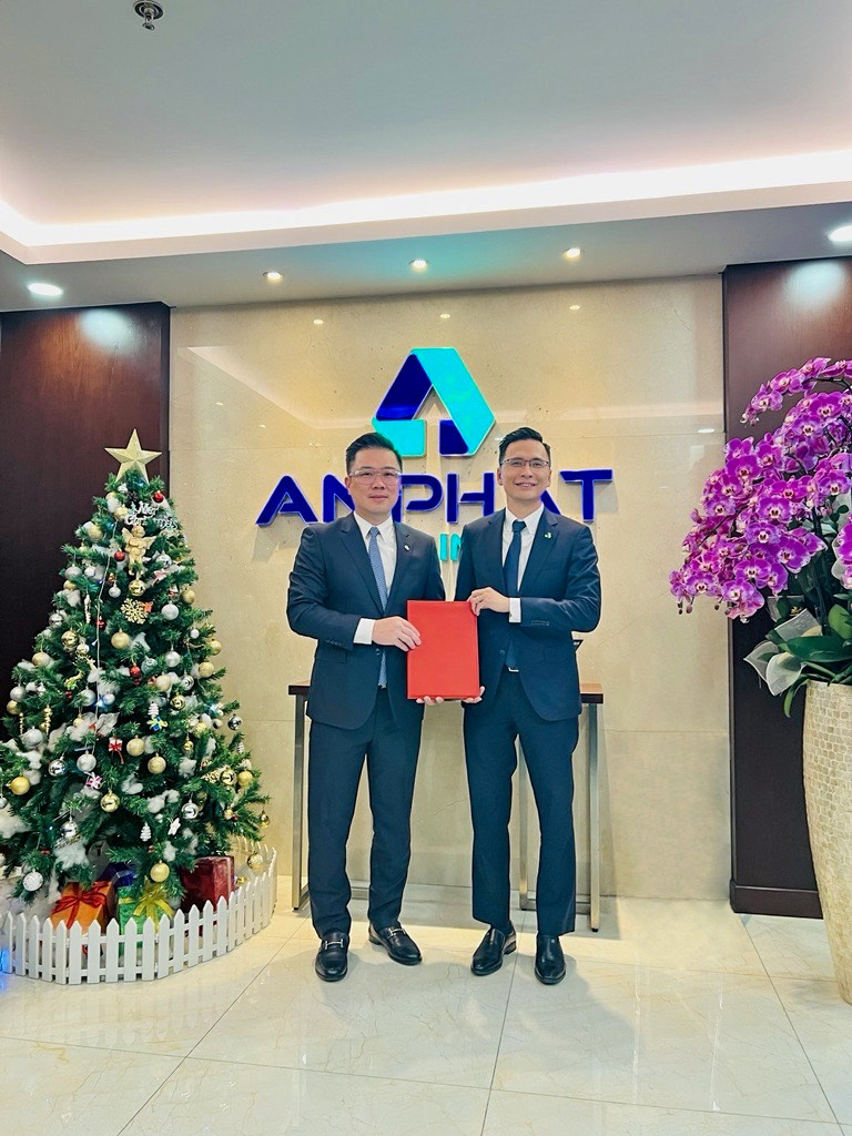 Ông Phạm Đỗ Huy Cường (phải) nhận quyết định bổ nhiệm vị trí Tổng giám đốc APH từ Chủ tịch Hội đồng Quản trị An Phát Holdings Phạm Ánh Dương.