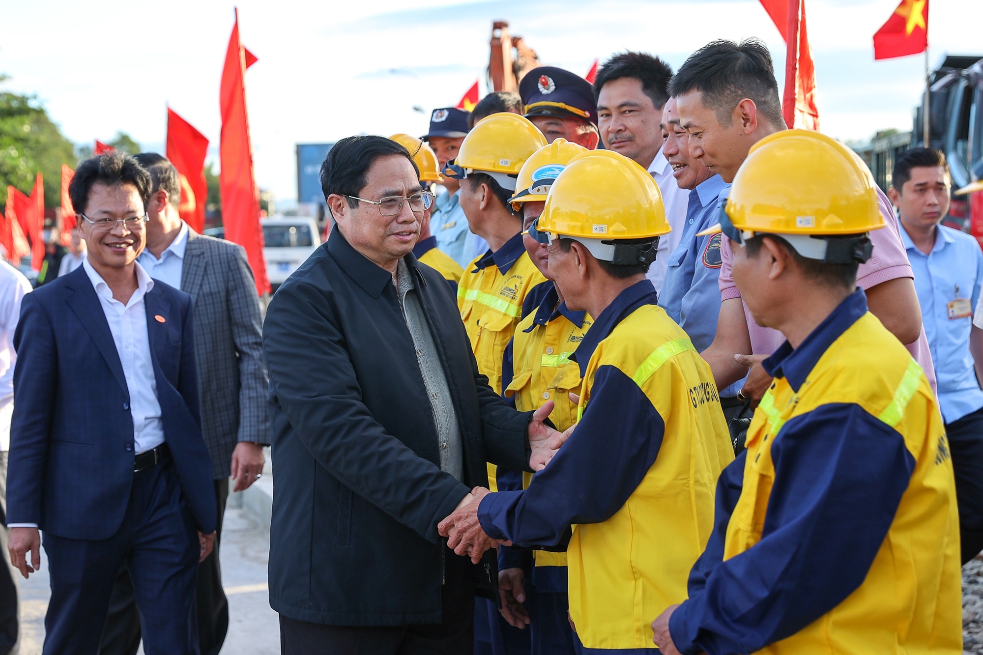 Thủ tướng Phạm Minh Chính thăm hỏi, động viên, chúc Tết chúc Tết cán bộ, công nhân viên tham gia dự án - Ảnh: VGP