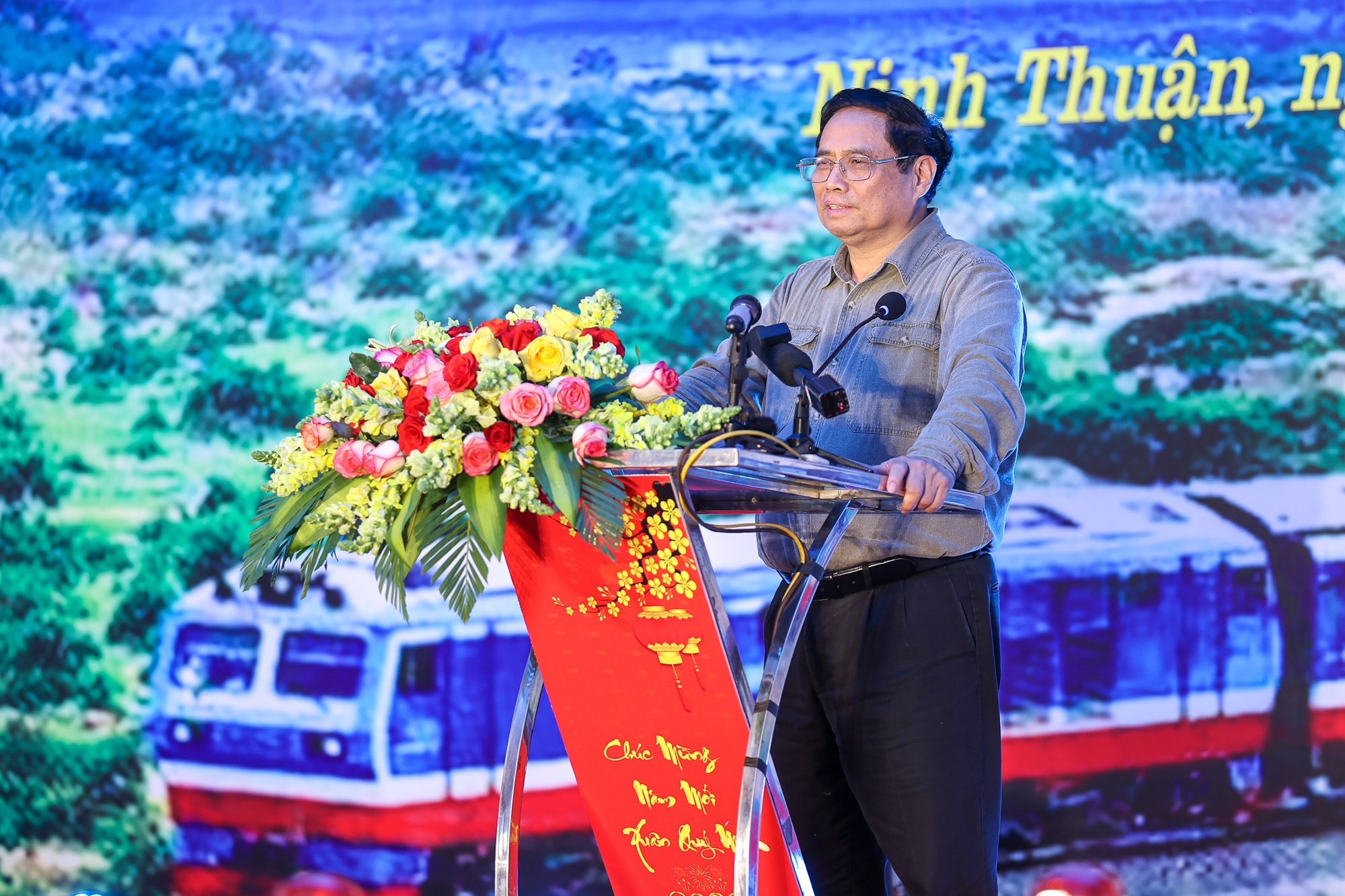 Thủ tướng Phạm Minh Chính nêu rõ, đầu tư, phát triển hạ tầng đồng bộ, đặc biệt là hạ tầng giao thông là nhiệm vụ quan trọng, ưu tiên hàng đầu của Đảng, Nhà nước và là một trong ba đột phá chiến lược - Ảnh: VGP