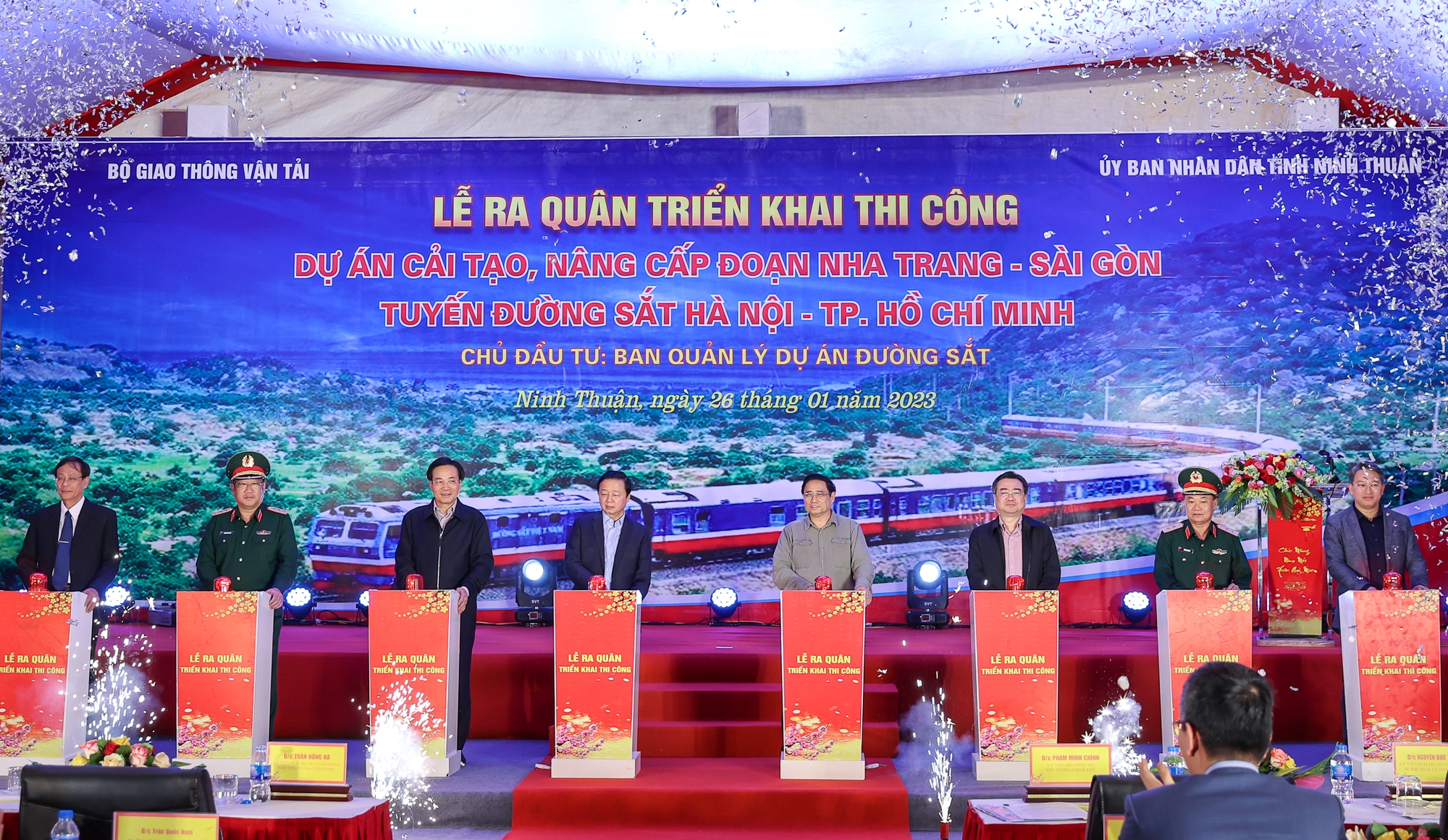 Thủ tướng Phạm Minh Chính và các đại biểu dự lễ ra quân dự án nâng cấp tuyến đường sắt Nha Trang - Sài Gòn - Ảnh: VGP