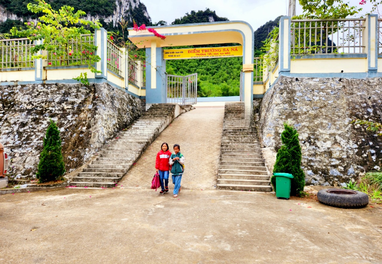 Giờ tan trường ở điểm trường tiểu học Sa N&aacute;