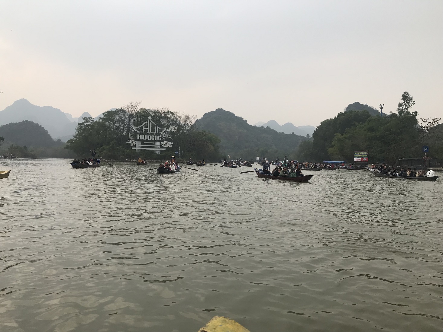 Tr&ecirc;n suối Yến.

Động Hương T&iacute;ch.