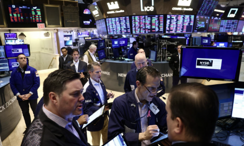 Chứng khoán Mỹ giữ đà tăng nhờ lạc quan kinh tế, giá dầu giảm do triển vọng nguồn cung tăng