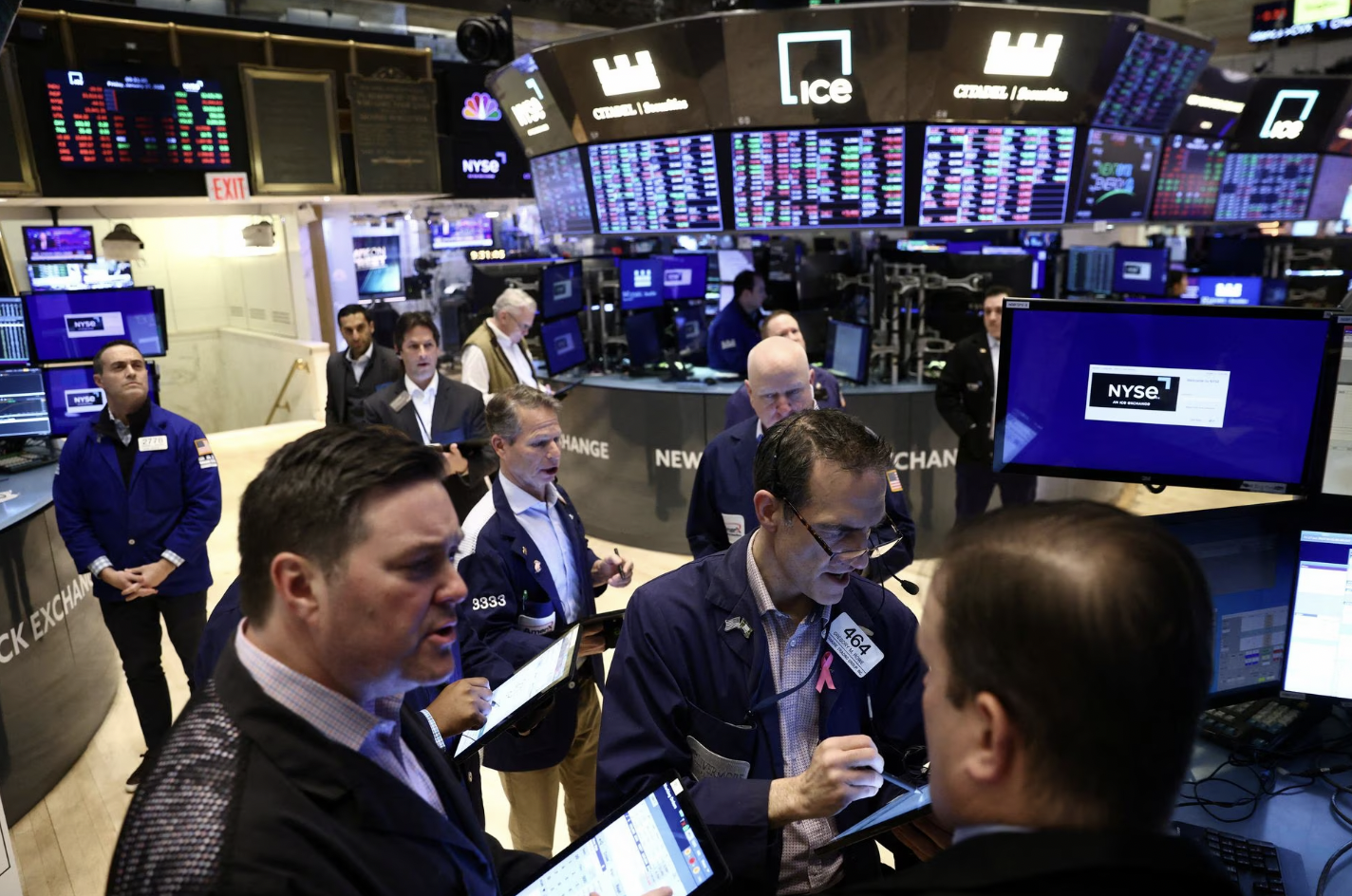 Các nhà giao dịch cổ phiếu trên sàn NYSE ở New York hôm 27/1 - Ảnh: Reuters.