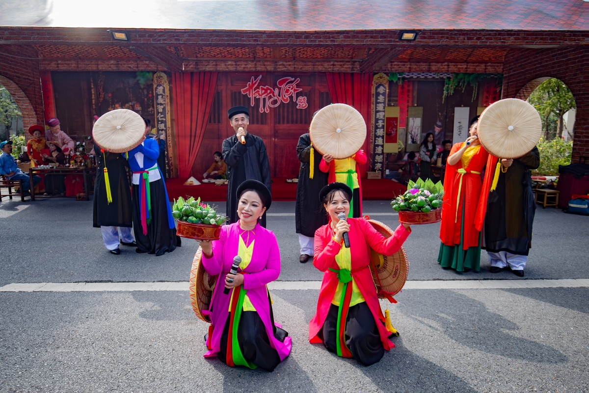 Hội chợ Happy Tết 2023 thu h&uacute;t đ&ocirc;ng đảo du kh&aacute;ch đến tham quan, mua sắm nh&acirc;n dịp Tết Qu&yacute; M&atilde;o. Ảnh: Home Hanoi Xuan.