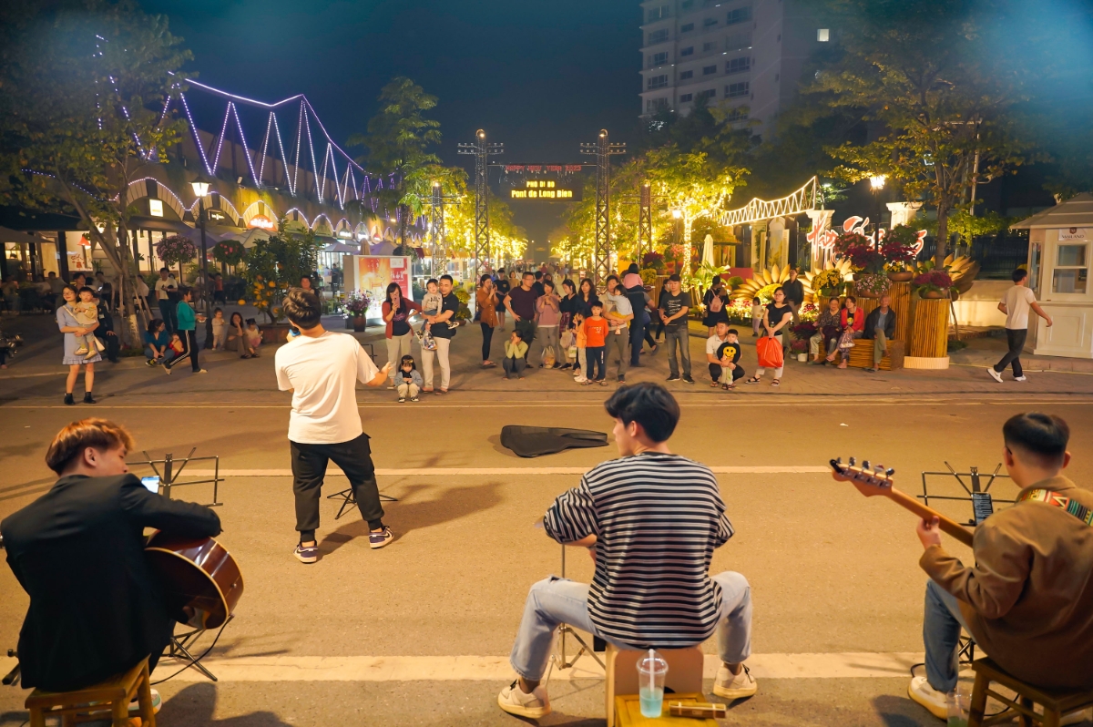 Phố đi bộ Pont de Long Bien l&agrave; điểm hẹn vui chơi &ndash; giải tr&iacute; &ndash; văn h&oacute;a &ndash; s&aacute;ng tạo của người d&acirc;n n&oacute;i chung, giới trẻ n&oacute;i ri&ecirc;ng. Ảnh: Home Hanoi Xuan.