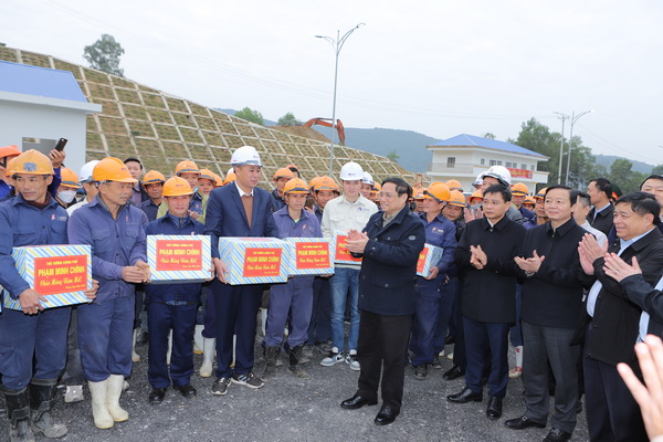 Thủ tướng tặng quà cho các bộ, kỹ sư, công nhân tại công trường.