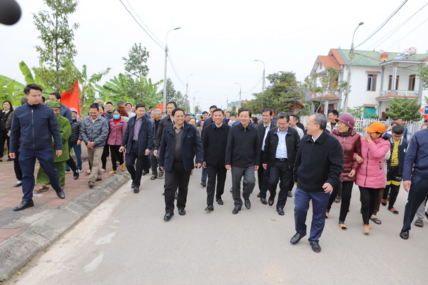 Người dân thôn 4, xã Đông Minh, huyện Đông Sơn, tỉnh Thanh Hóa đón Thủ tướng về thăm.