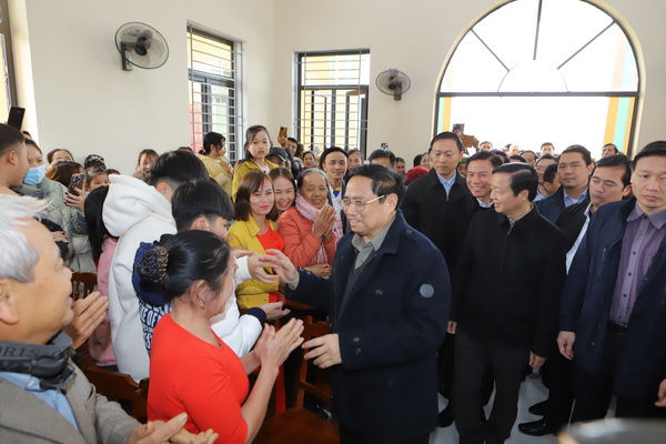 Thủ tướng thăm hỏi nói chuyện với bà con diện tái định cư ở thôn 4, xã Đông Minh, huyện Đông Sơn, tỉnh Thanh Hóa.