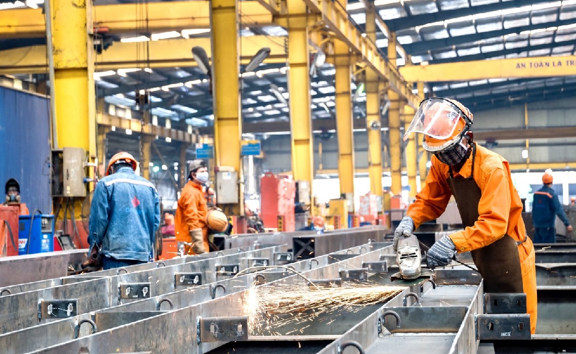 Số lượng đơn đặt hàng và quy mô đơn hàng giảm đã ảnh hưởng đến sản xuất công nghiệp tháng 1/2023.
