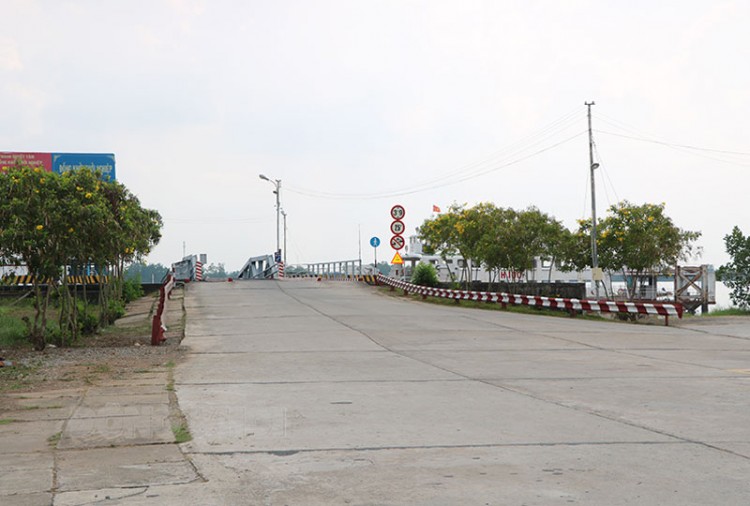 Cầu dẫn xuống phao phà Tân Phú.
