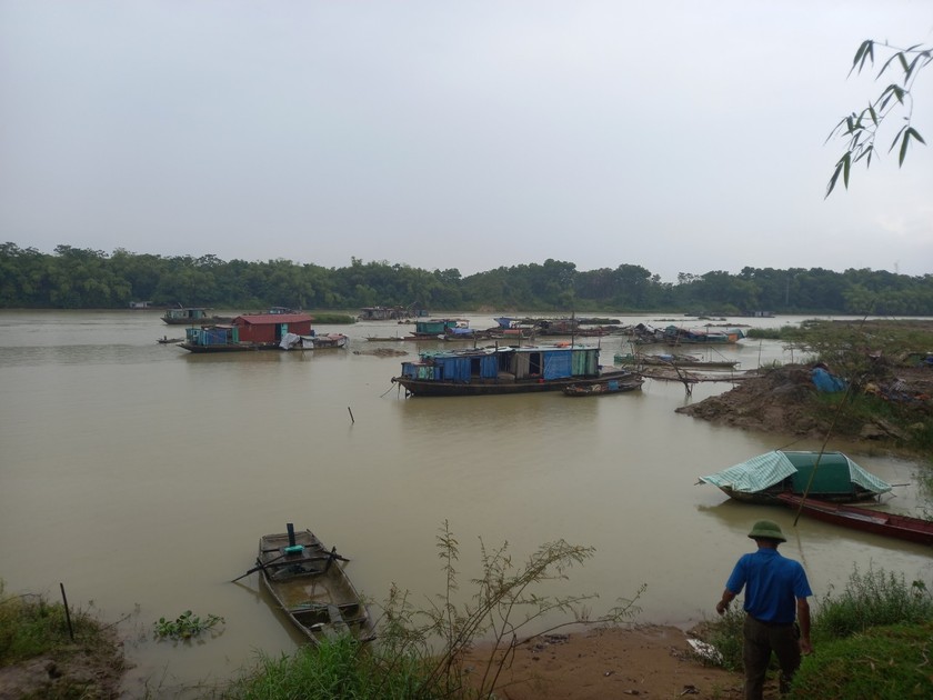 Các hộ dân vạn chài sống lênh đênh trên sông Mã.