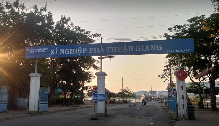 Bến phà Thuận Giang qua sông Vàm Nao, An Giang.