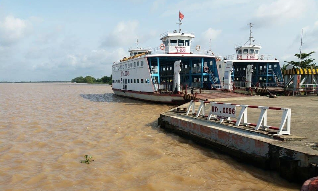 Phà Tân Phú nối hai huyện Châu Thành và Chợ Lách, tỉnh Bến Tre trên quốc lộ 57B.