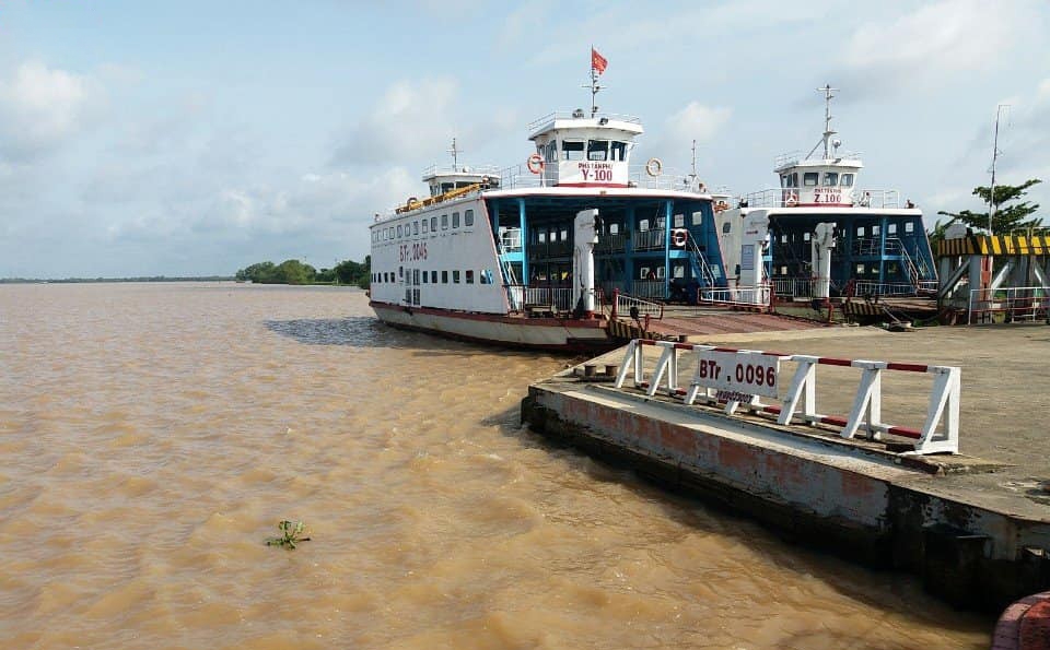 Phà Tân Phú nối hai huyện Châu Thành và Chợ Lách, tỉnh Bến Tre trên quốc lộ 57B.