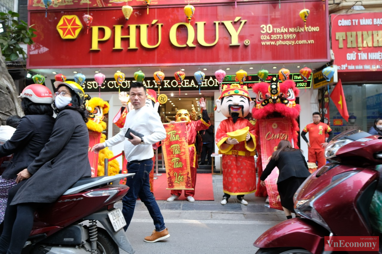 Nhiều cửa h&agrave;ng tr&ecirc;n phố Trần Nh&acirc;n T&ocirc;ng (H&agrave; Nội) ghi nhận t&igrave;nh trạng kh&aacute;ch h&agrave;ng xếp h&agrave;ng mua v&agrave;ng thưa vắng hơn so với mọi năm.