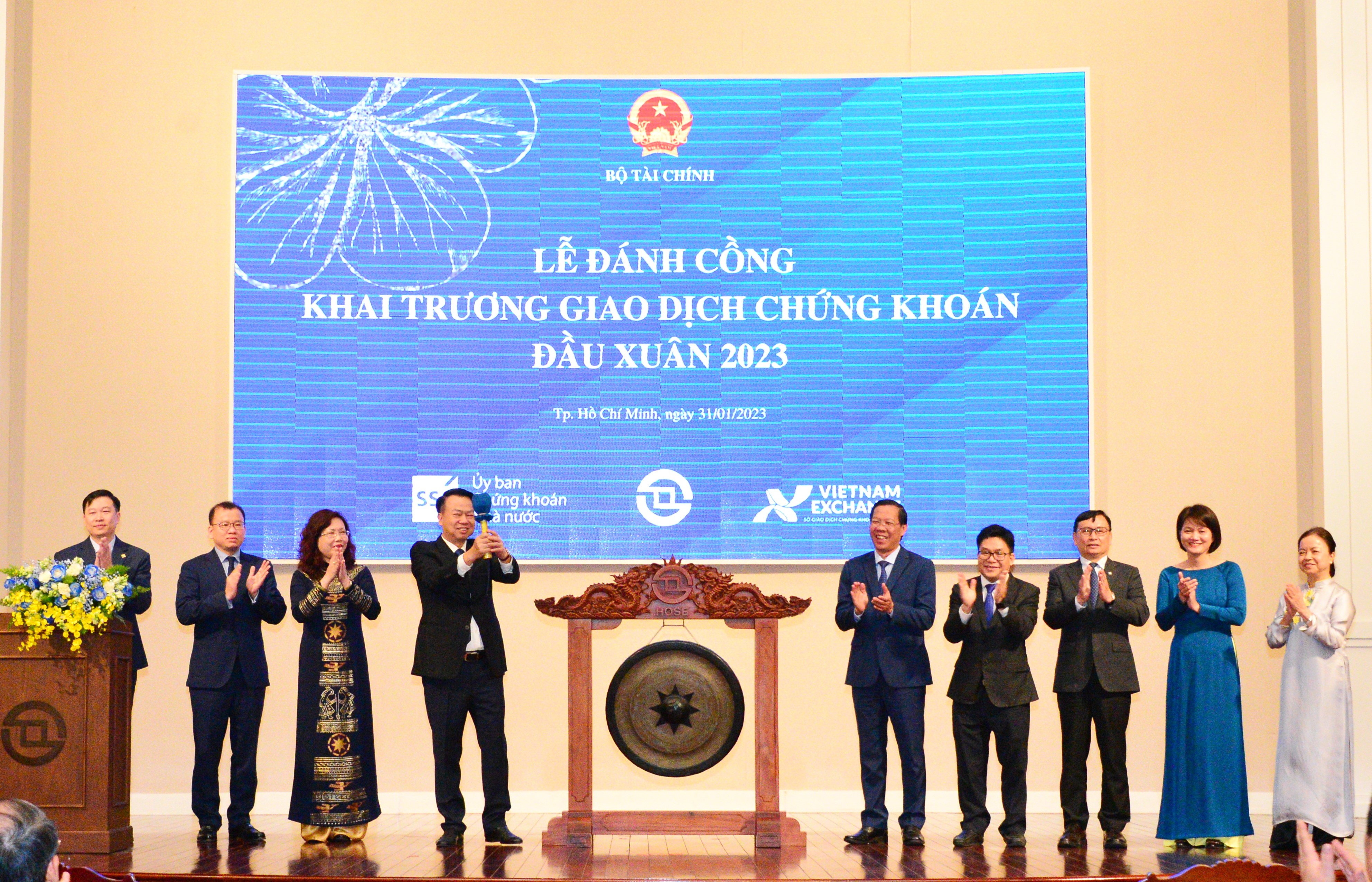 Thứ trưởng Bộ Tài chính Nguyễn Đức Chi, Chủ tịch UBND TP.HCM Phan Văn Mãi và các lãnh đạo cơ quan quản lý thị trường chứng khoán, doanh nghiệp niêm yết tại Lễ đánh cồng khai trương giao dịch chứng khoán đầu Xuân 2023.