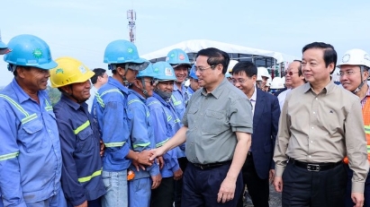 PM asks for key Mekong Delta projects to be sped up