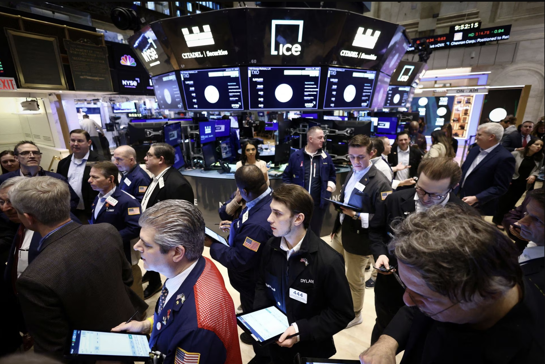 Các nhà giao dịch cổ phiếu trên sàn NYSE ở New York, Mỹ, hôm 27/1/2023 - Ảnh: Reuters.