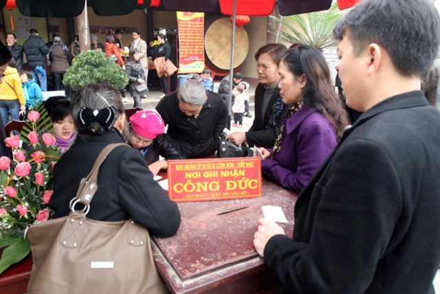 Các cơ sở tín ngưỡng, tổ chức tôn giáo tự quyết định và chịu trách nhiệm về tiếp nhận, quản lý, sử dụng tiền công đức.