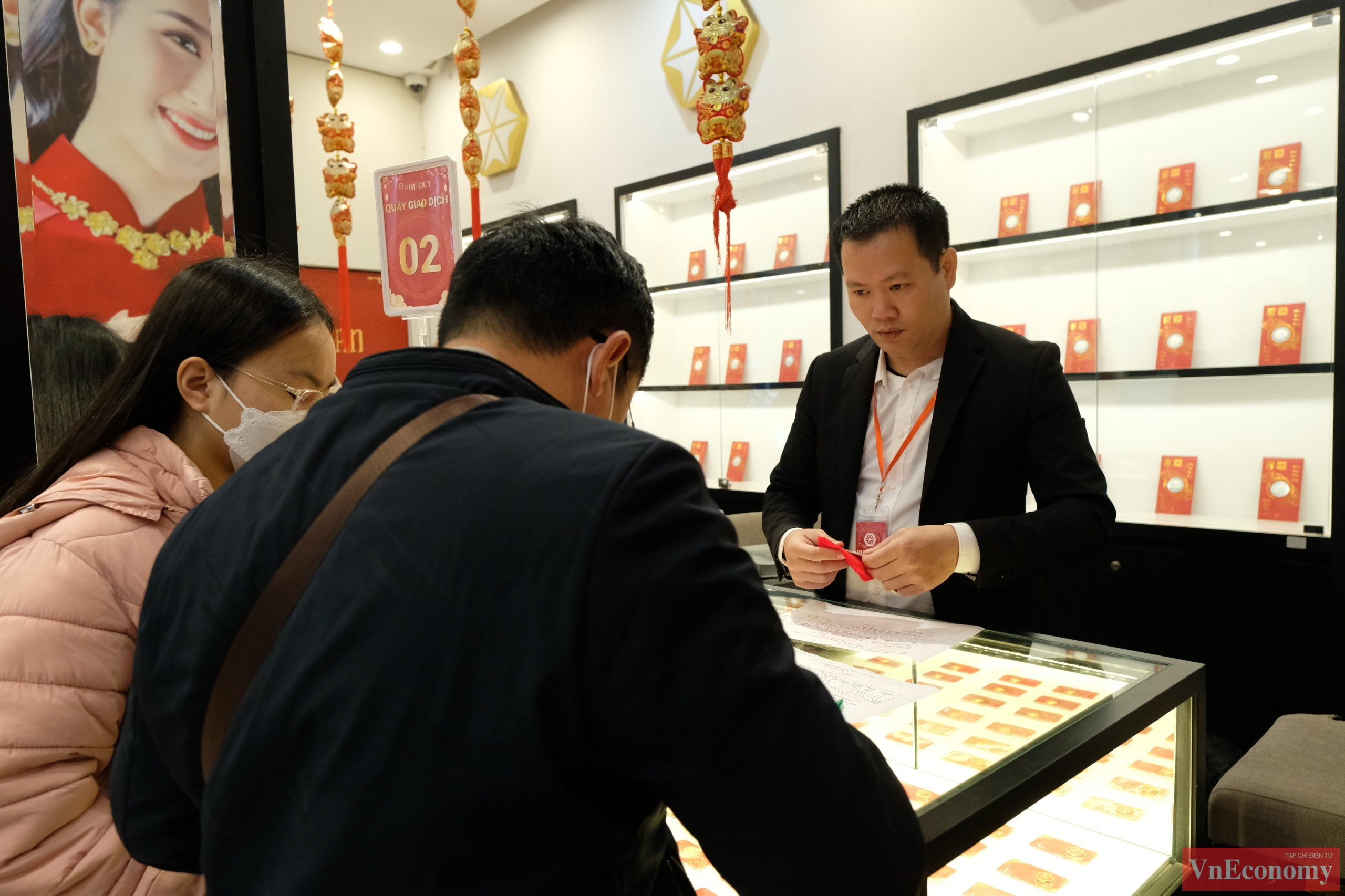 Trong&nbsp;ng&agrave;y v&iacute;a Thần T&agrave;i, kh&ocirc;ng chỉ những người kinh doanh mới mua v&agrave;ng m&agrave; nhiều người d&acirc;n cũng đổ x&ocirc; đi mua v&agrave;ng để cầu t&agrave;i lộc thịnh vượng.&nbsp;