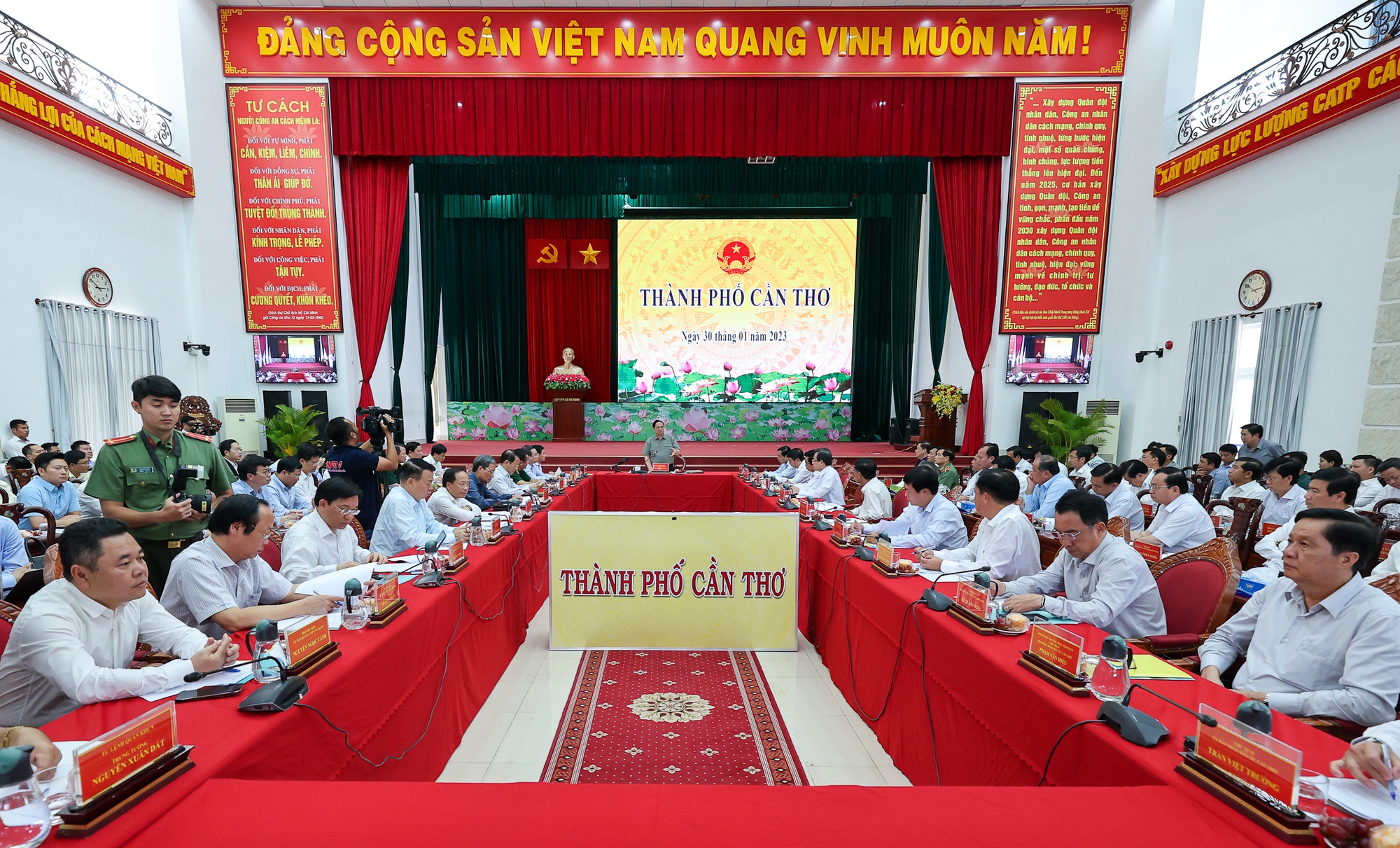 Thủ tướng Phạm Minh Chính làm việc với các bộ, ngành, địa phương để kiểm điểm, đôn đốc tiến độ, tháo gỡ các khó khăn, vướng mắc của các dự án đường bộ cao tốc khu vực đồng bằng Sông Cửu Long - Ảnh: VGP.