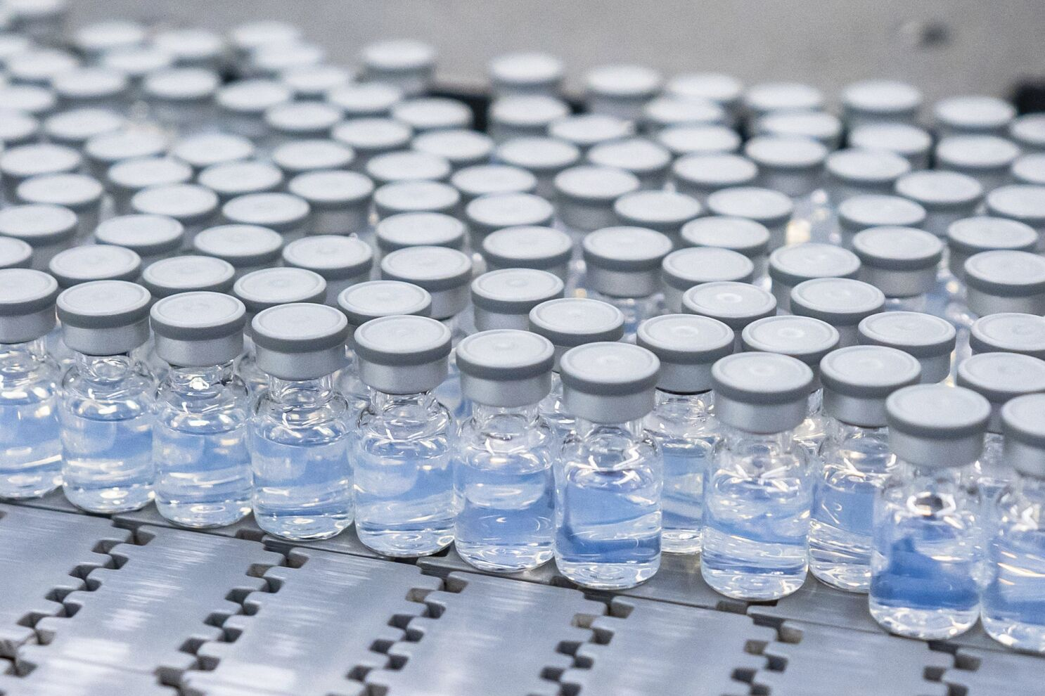 Nghiên cứu cho thấy vaccine lưỡng trị mới giúp giảm một nửa nguy cơ nhiễm bệnh ở cấp độ dân số. 