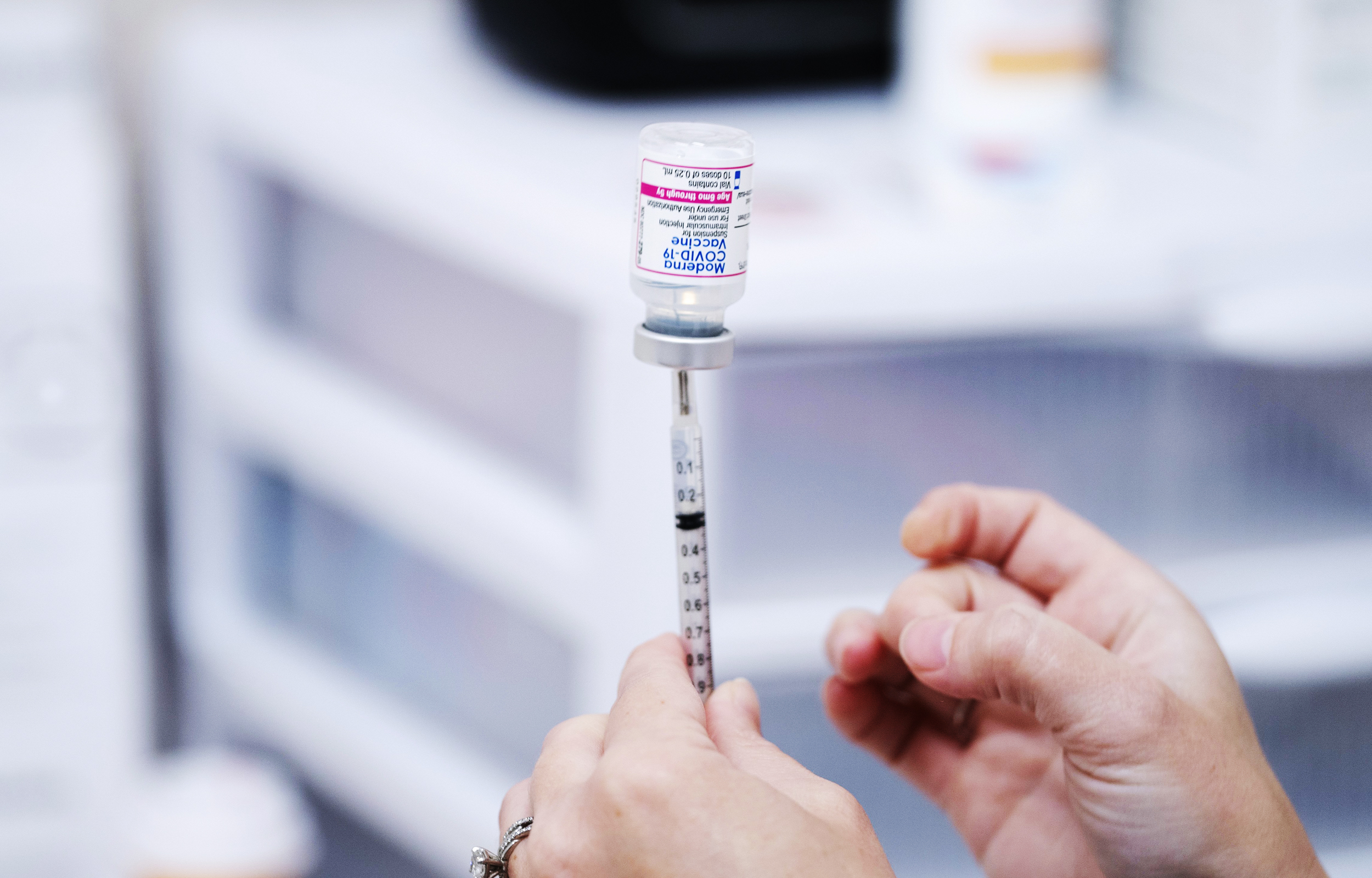 CDC Mỹ khuyến nghị tiêm liều tăng cường vaccine mRNA Covid-19 thể lưỡng trị, có chứa thành phần chống lại các chủng BA.4 và BA.5 của biến thể Omicron.